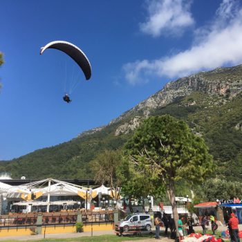 De boulevard als landingsbaan voor de paraglider