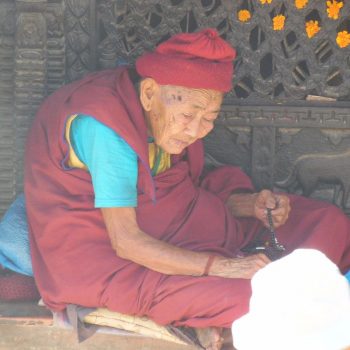 oude monnik rustend aan tempel in Bhaktapur