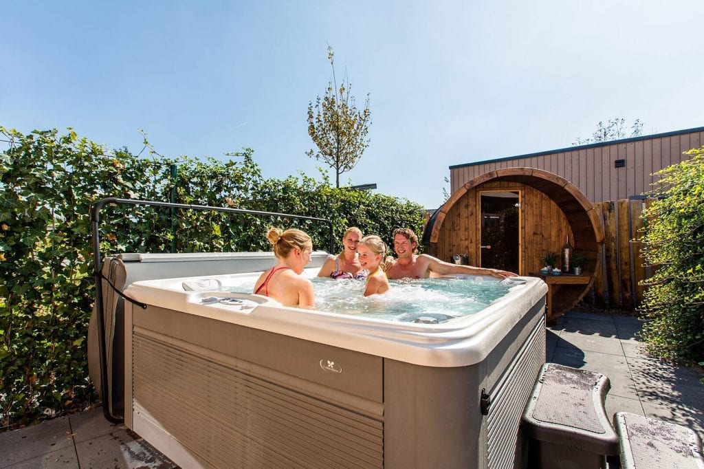 Huisje Met Jacuzzi In Nederland? Dít Zijn De 10 Leukste!